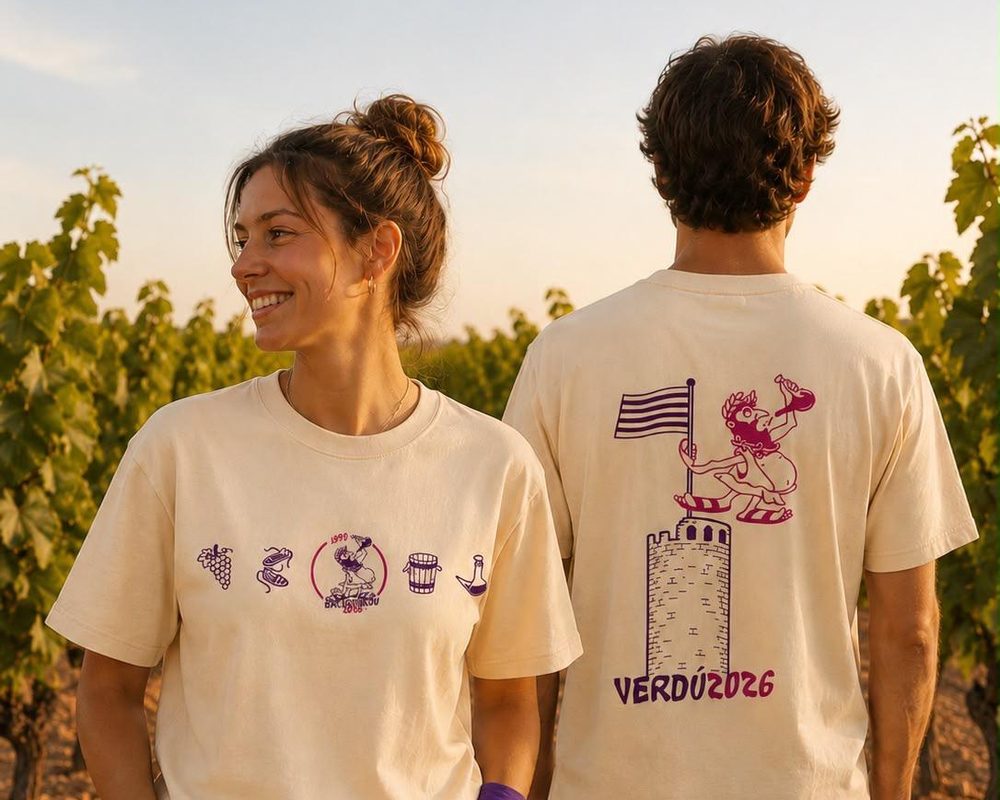 La samarreta del Bacus 2026 posada, amb l'estampat del davant i el del darrere